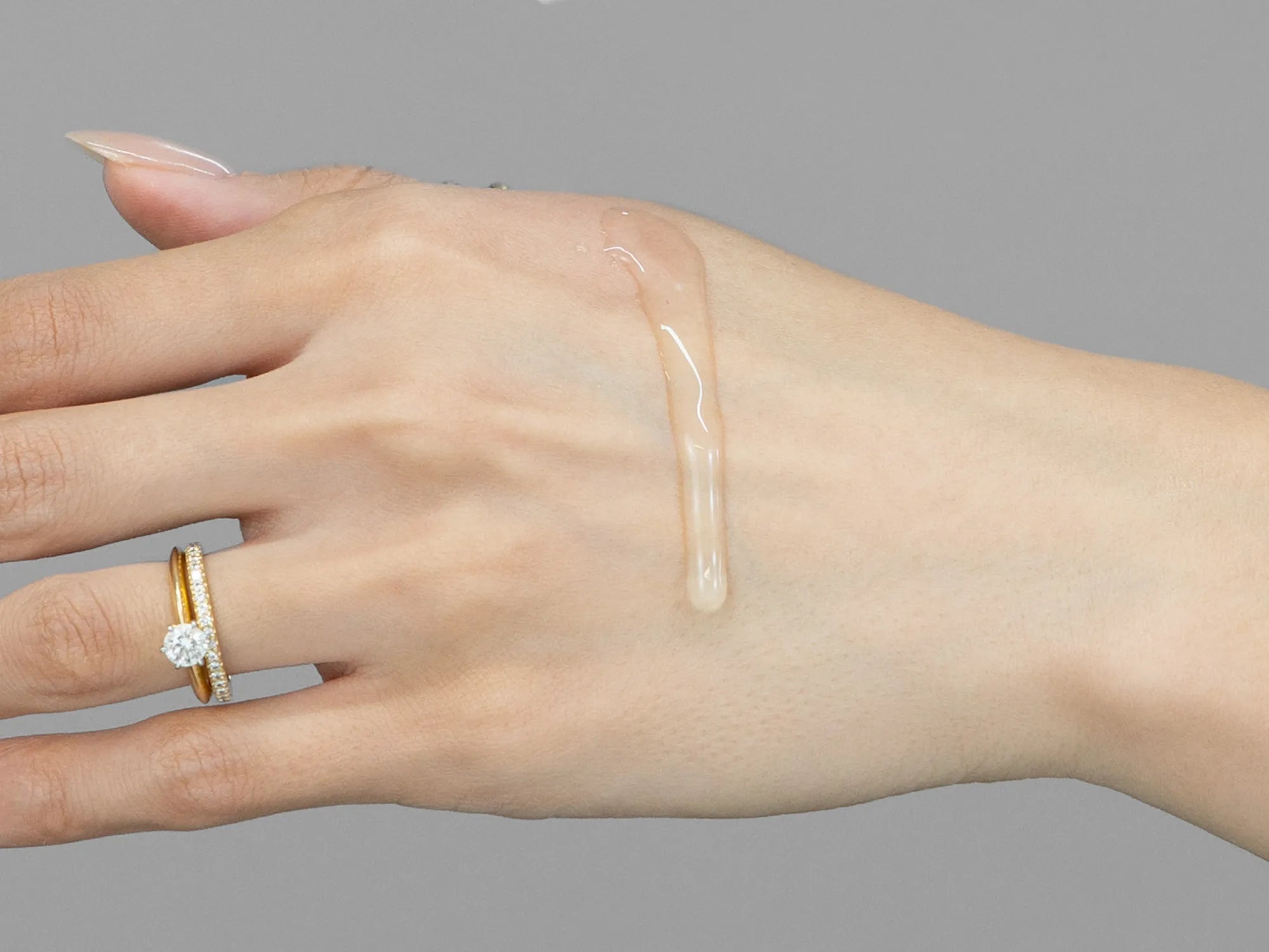 Laziza from LAZ Skincare demonstrating the texture and application of Vivant FF3 Hydra Intensive HA on her hand