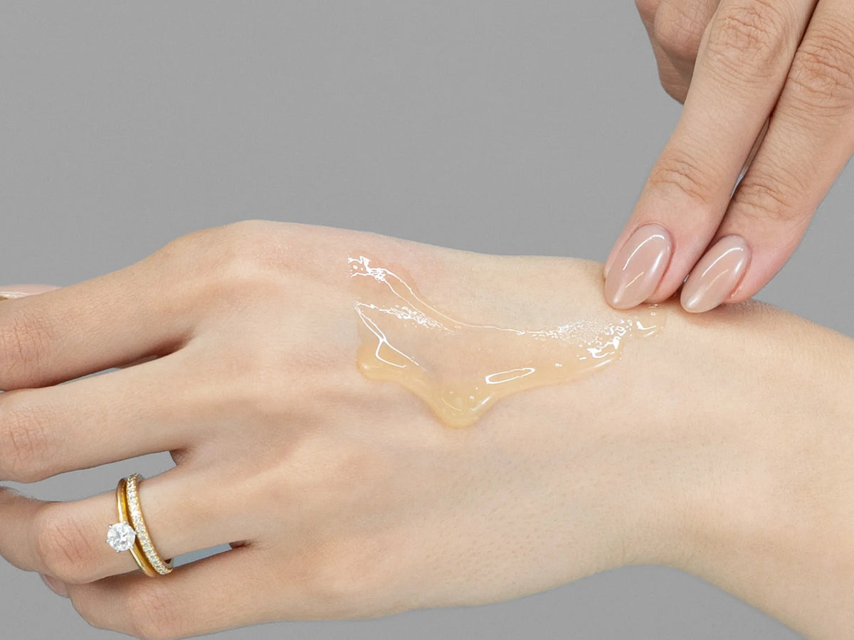 Laziza from LAZ Skincare demonstrating the texture and application of Vivant FF3 Manuka Enzyme Lift on her hand