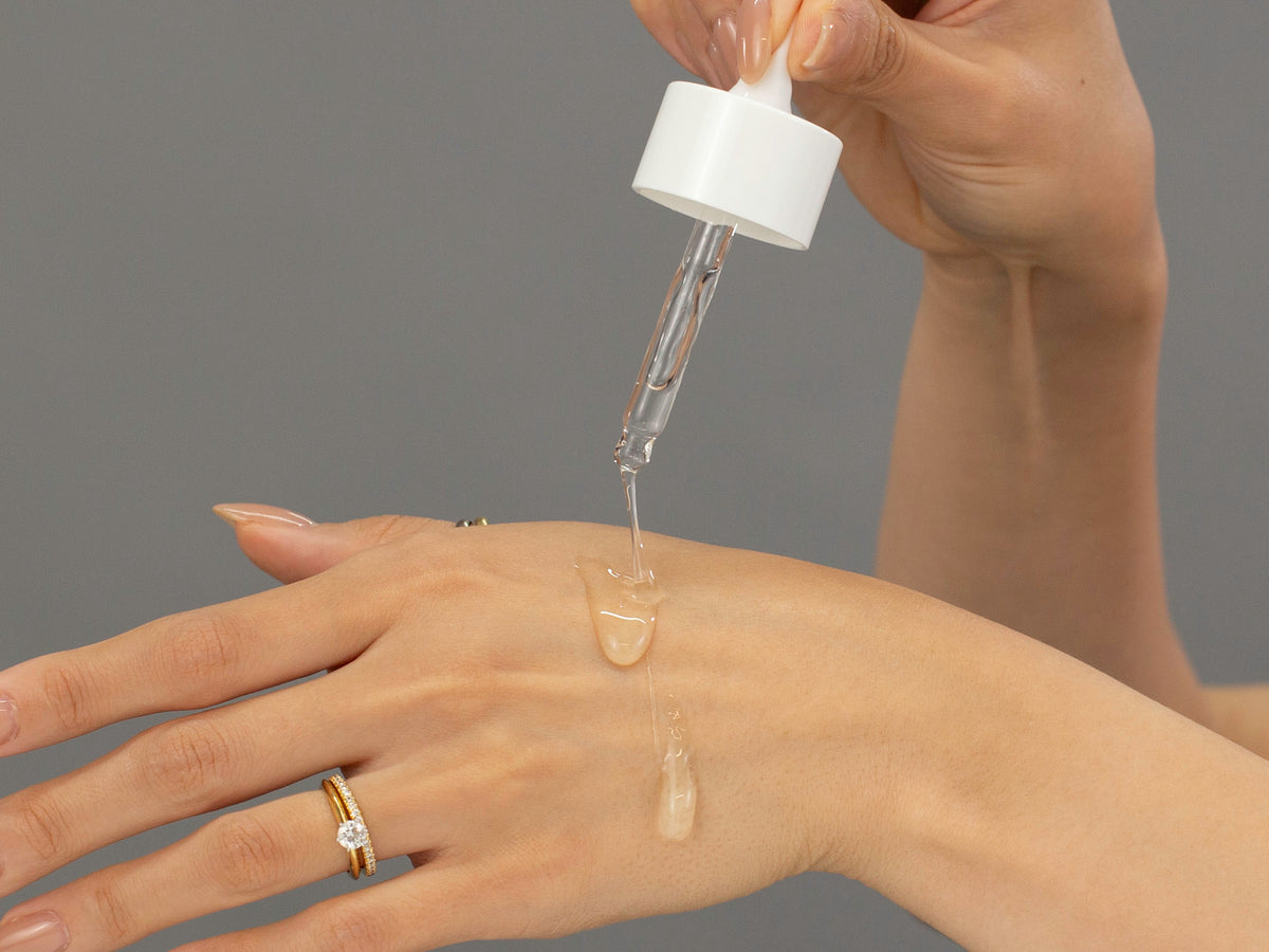 Laziza from LAZ Skincare demonstrating the texture and application of Epicutis Lipid Serum on her hand