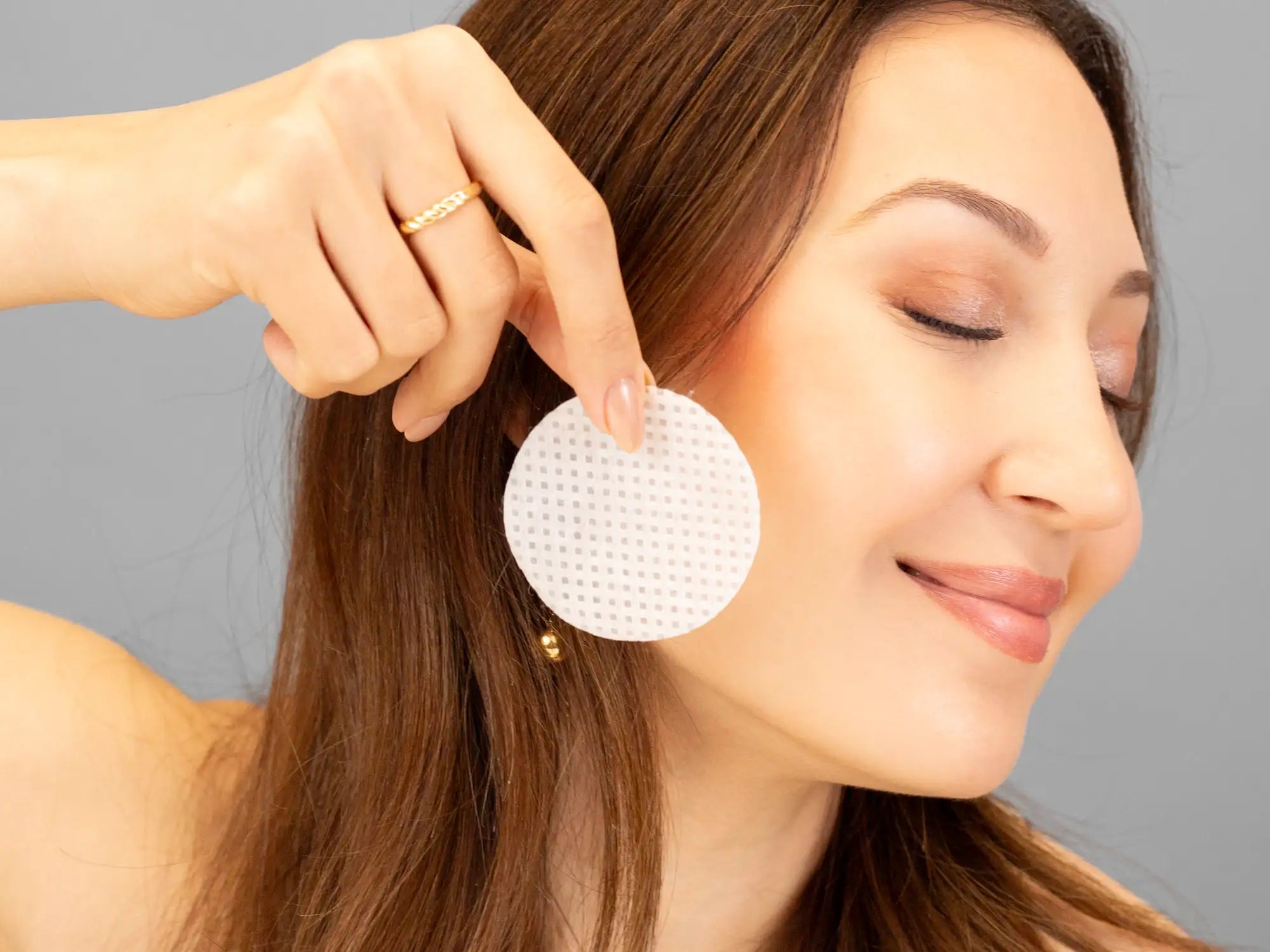 Laziza from LAZ Skincare demonstrating the texture and application of Marini SkinSolutions Marini Resurface Peel Pads on her hand