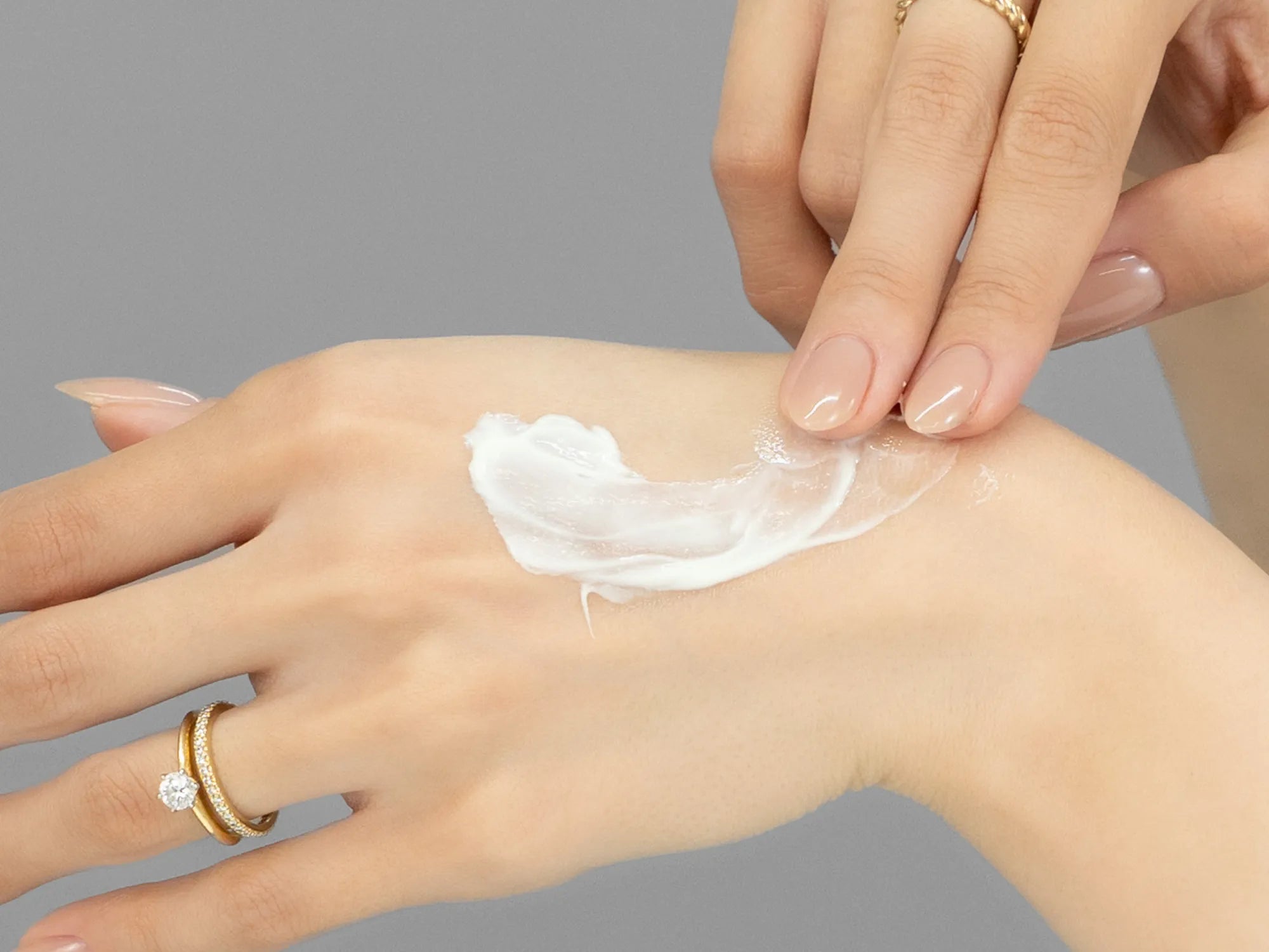 Laziza from LAZ Skincare demonstrating the texture and application of Vivant FF3 Triple Repair Complex on her hand